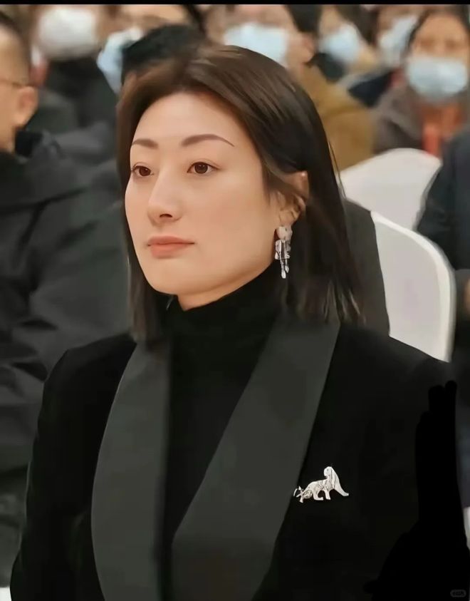 比吴艳妮“do没do脸”更关键的是，她凭啥这么不好惹？