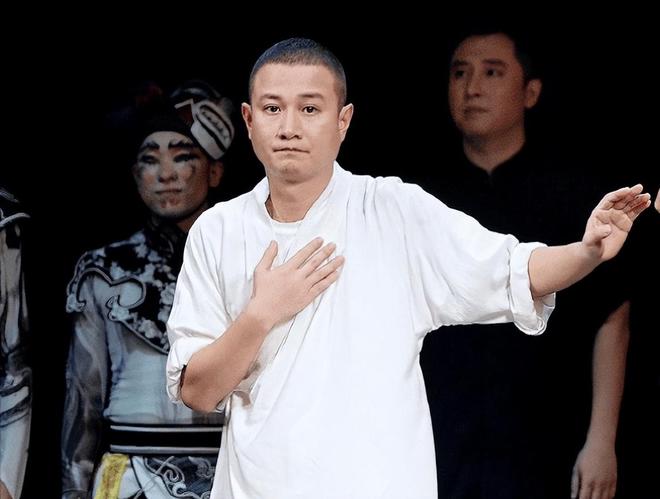 文章新女友身份曝光，外貌酷似李小冉，知情网友称女方去年才离婚
