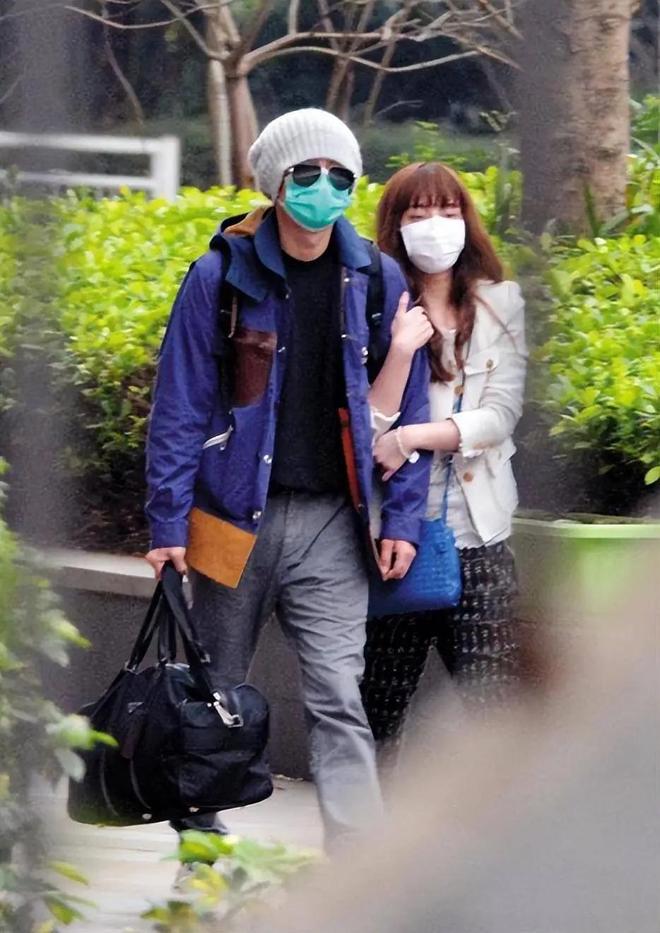 文章新女友身份曝光，外貌酷似李小冉，知情网友称女方去年才离婚