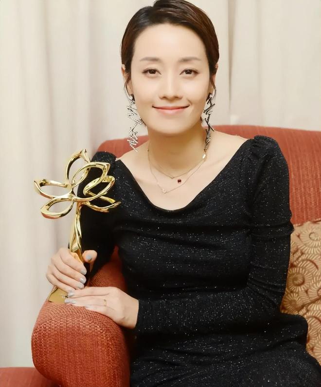 文章新女友身份曝光，外貌酷似李小冉，知情网友称女方去年才离婚
