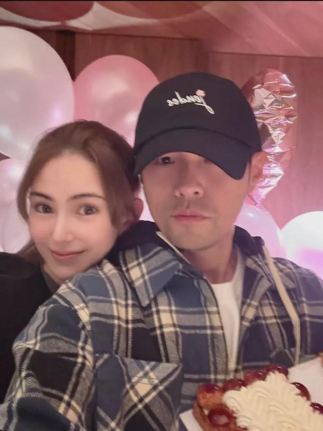 32岁昆凌疑似怀孕，肚子隆起孕相明显，曾透露想拼生第四胎