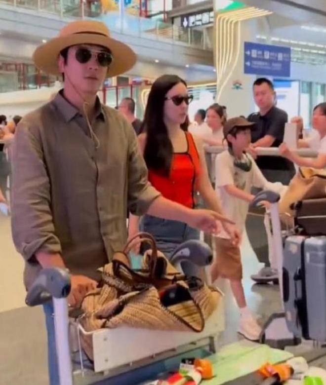 杜江霍思燕一家四口同框，嗯哼推3个行李箱，女儿身高接近哥哥