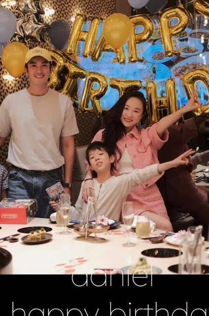 杜江霍思燕一家四口同框，嗯哼推3个行李箱，女儿身高接近哥哥