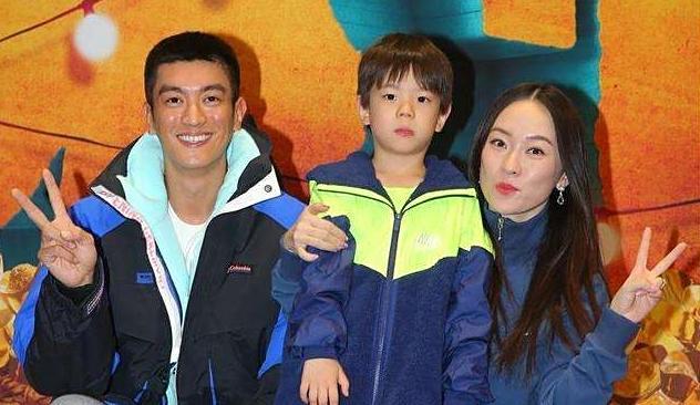 杜江霍思燕一家四口同框，嗯哼推3个行李箱，女儿身高接近哥哥
