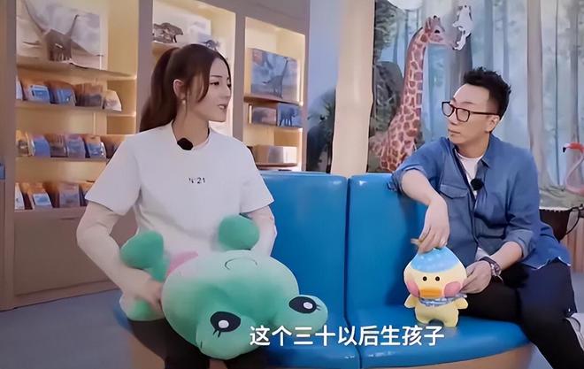 热巴被曝和黄景瑜拍同一本杂志，网友怀疑二人没分手，还可能同城