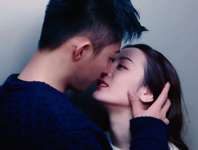 热巴被曝和黄景瑜拍同一本杂志，网友怀疑二人没分手，还可能同城