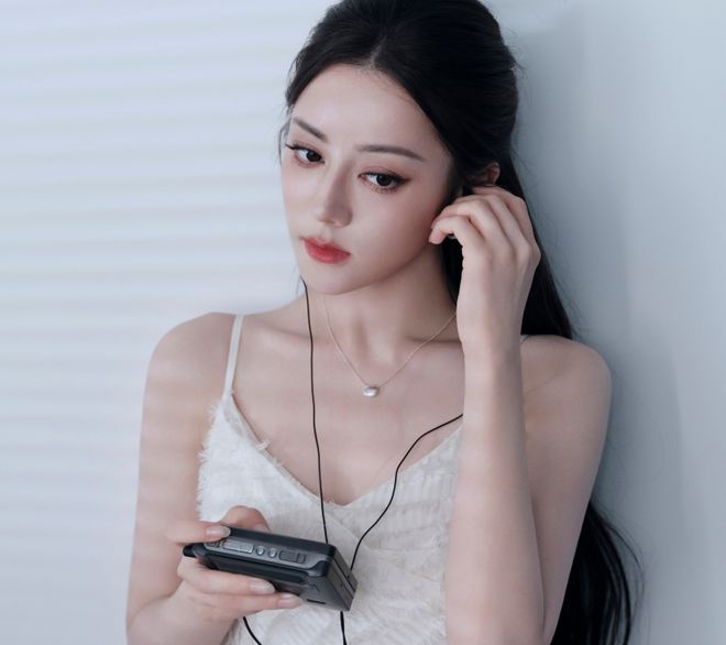 热巴被曝和黄景瑜拍同一本杂志，网友怀疑二人没分手，还可能同城