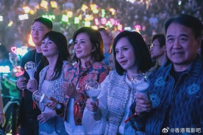 女神同场看华仔演唱会！关之琳李嘉欣状态差距大，曾为爱争斗多年
