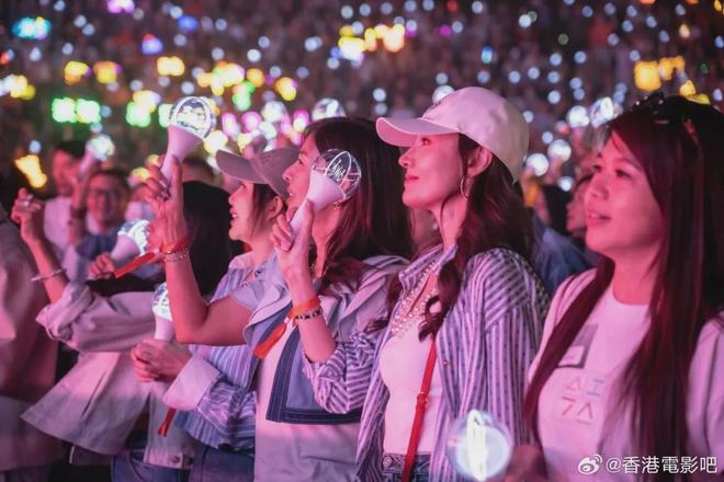女神同场看华仔演唱会！关之琳李嘉欣状态差距大，曾为爱争斗多年