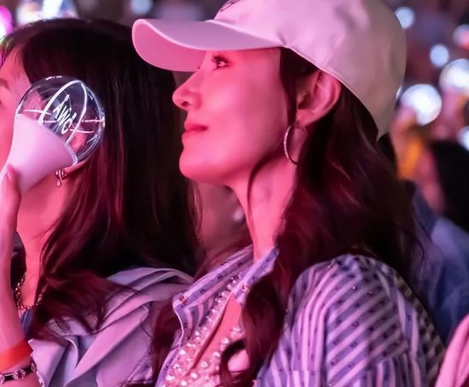 女神同场看华仔演唱会！关之琳李嘉欣状态差距大，曾为爱争斗多年