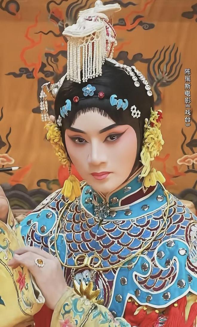 《戏台》彩蛋震撼，余少群演虞姬绝了！17年后再翻红，43岁仍未婚