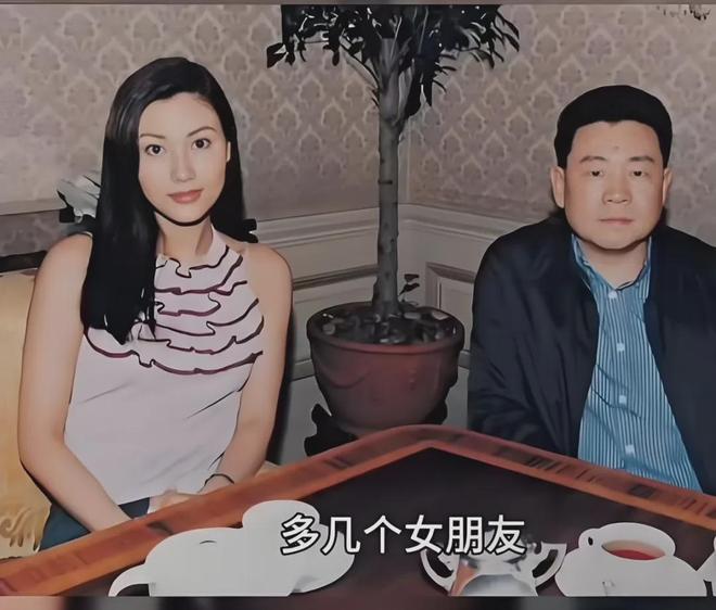 女神同场看华仔演唱会！关之琳李嘉欣状态差距大，曾为爱争斗多年