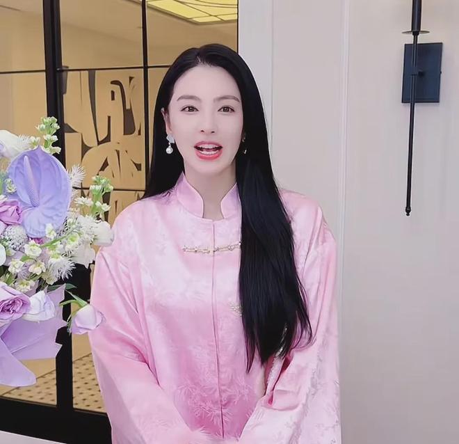 张雨绮高开低走！对象从名导富豪到无名男子，如今还沦为卖货主播