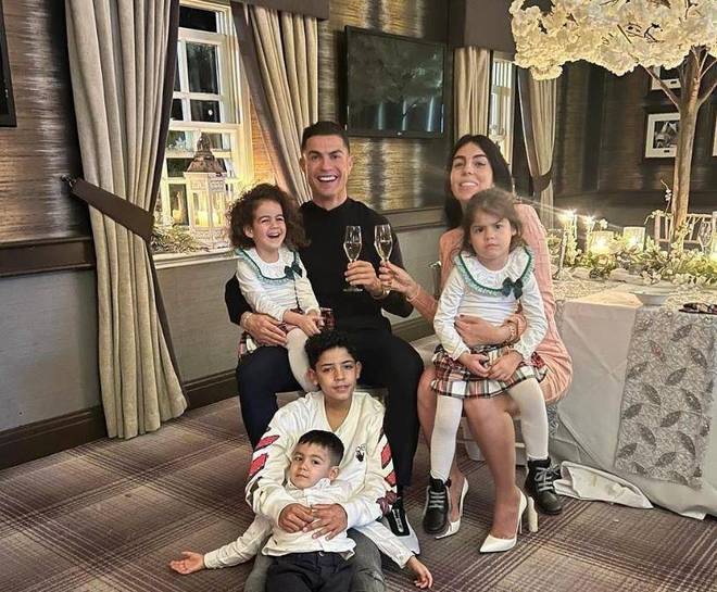 C罗向乔治娜求婚，从导购柜姐到五孩之母，她如何赢得千亿承诺？