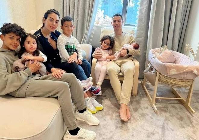 C罗向乔治娜求婚，从导购柜姐到五孩之母，她如何赢得千亿承诺？