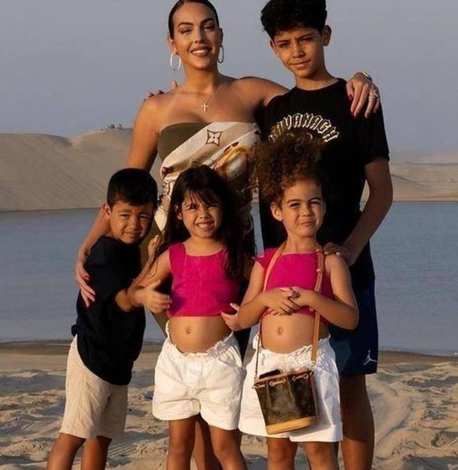 C罗向乔治娜求婚，从导购柜姐到五孩之母，她如何赢得千亿承诺？