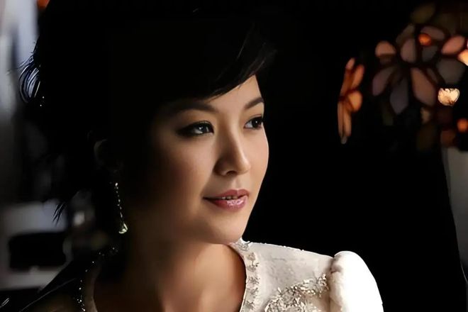 低调嫁海归生子，被吊销主持人证，甚至封杀，她都经历了什么？
