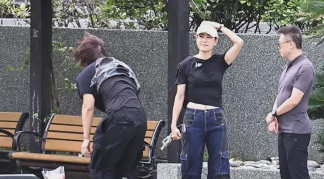 大S雕像迟迟没落成，言承旭只能到墓园祭拜，当场落泪吃饭都在哭
