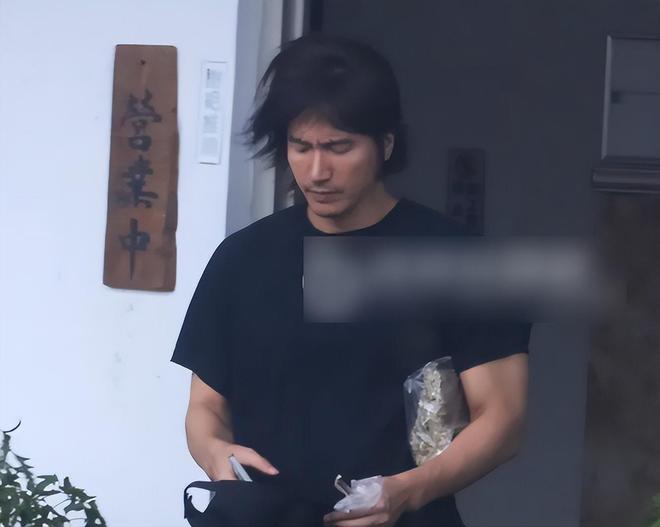 大S雕像迟迟没落成，言承旭只能到墓园祭拜，当场落泪吃饭都在哭