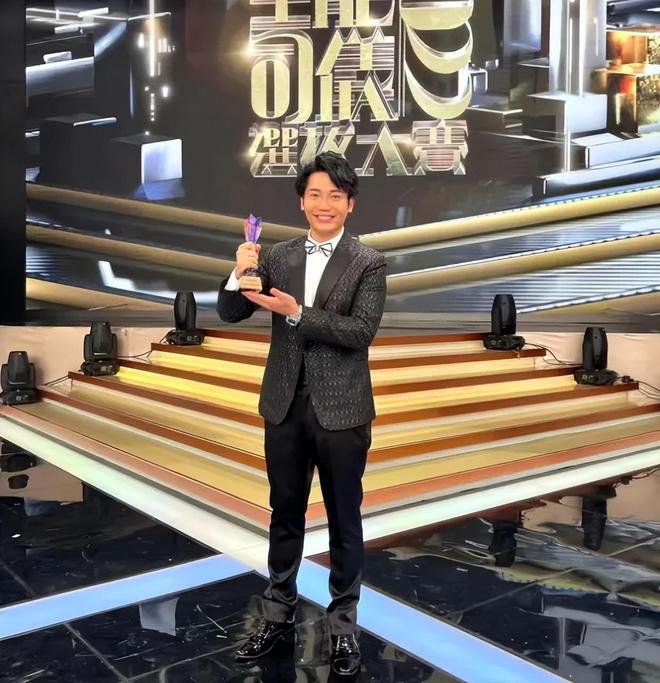 TVB艺人吐槽内地医生敷衍， 父亲摔倒忍痛返港，评论区大翻车
