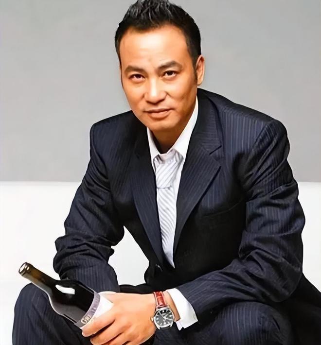 TVB艺人吐槽内地医生敷衍， 父亲摔倒忍痛返港，评论区大翻车