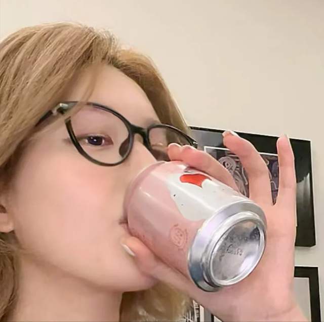 赵露思助农风波发酵！代工厂已被执行30万，去年被曝产品疑有粪便