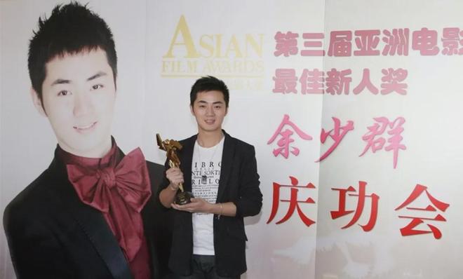 《戏台》彩蛋震撼，余少群演虞姬绝了！17年后再翻红，43岁仍未婚