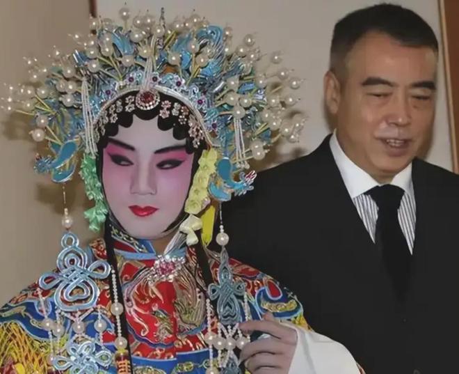 《戏台》彩蛋震撼，余少群演虞姬绝了！17年后再翻红，43岁仍未婚