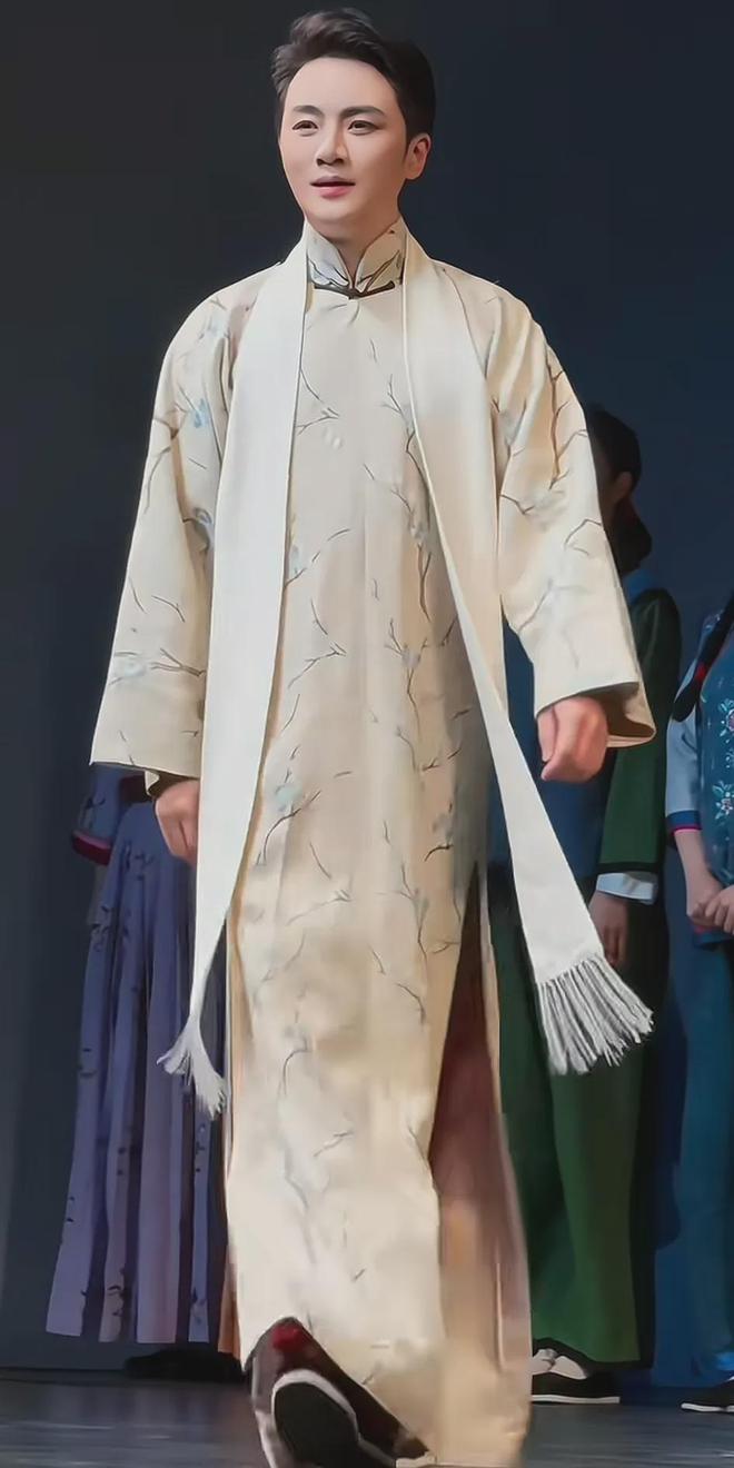 《戏台》彩蛋震撼，余少群演虞姬绝了！17年后再翻红，43岁仍未婚