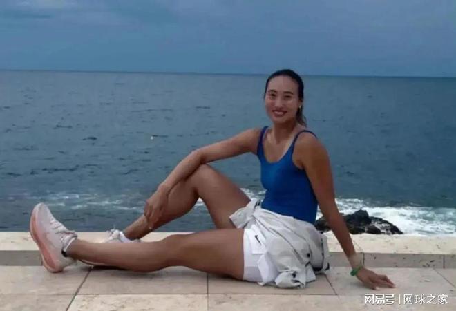 郑钦文用组照讲述伤病加速度康复故事，眉毛意外成关注焦点
