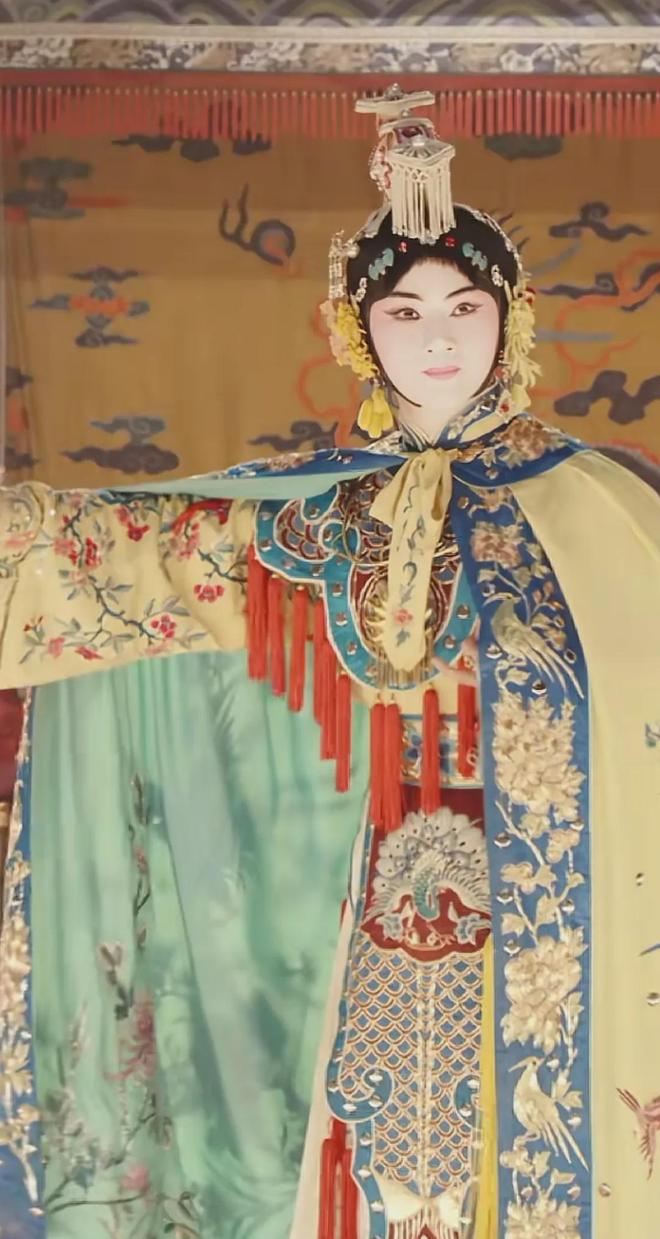 《戏台》彩蛋震撼，余少群演虞姬绝了！17年后再翻红，43岁仍未婚