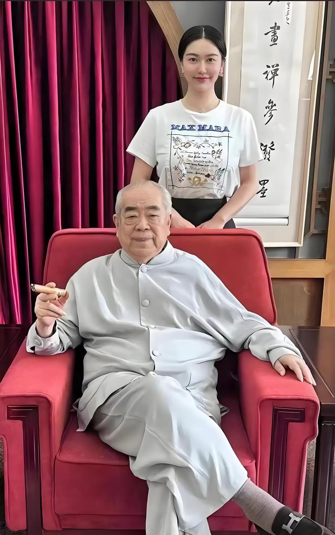 87岁的范曾也没想到，他给了徐萌一切的爱，却没换来一丝真心！