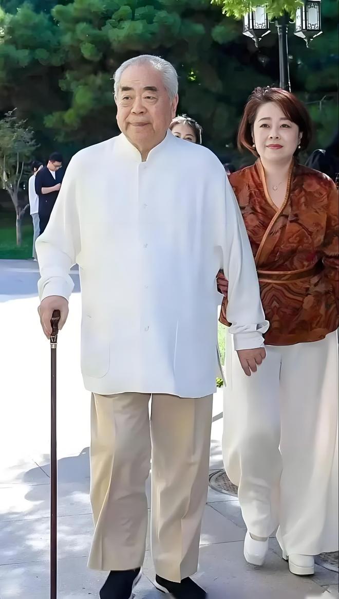 87岁的范曾也没想到，他给了徐萌一切的爱，却没换来一丝真心！