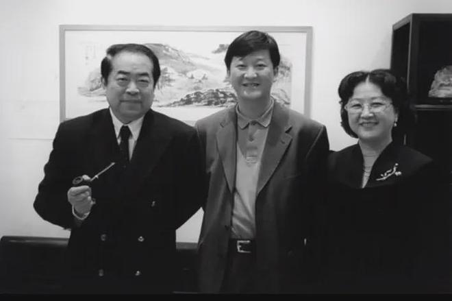 范曾继子评论区沦陷！背靠老爷子享尽资源，合影曝光从不提生父