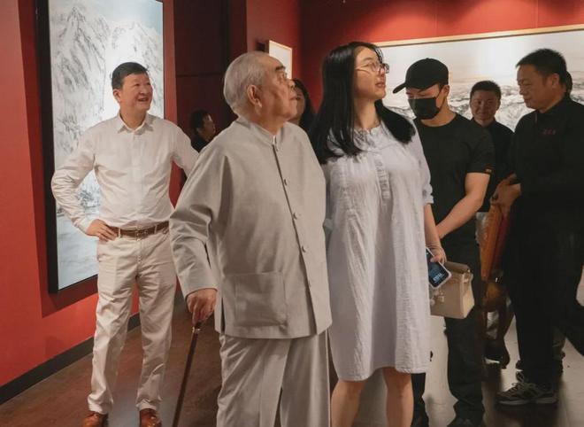 范曾继子评论区沦陷！背靠老爷子享尽资源，合影曝光从不提生父