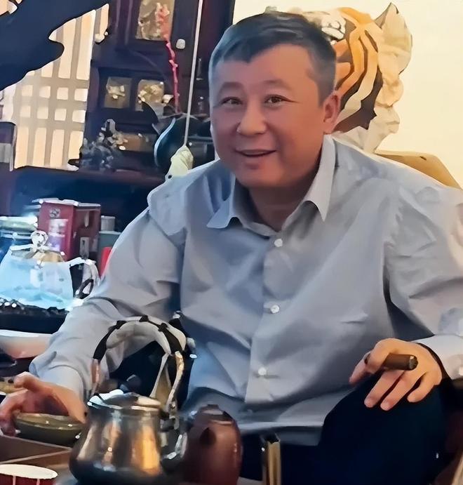 范曾继子评论区沦陷！背靠老爷子享尽资源，合影曝光从不提生父