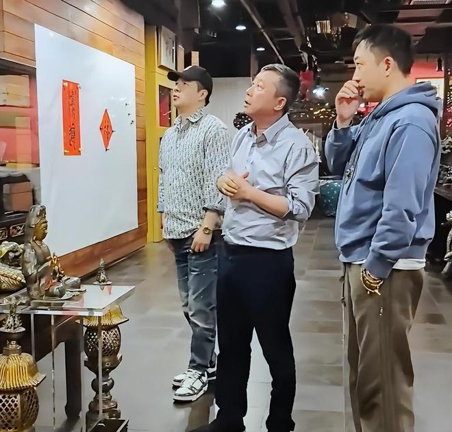 范曾继子评论区沦陷！背靠老爷子享尽资源，合影曝光从不提生父