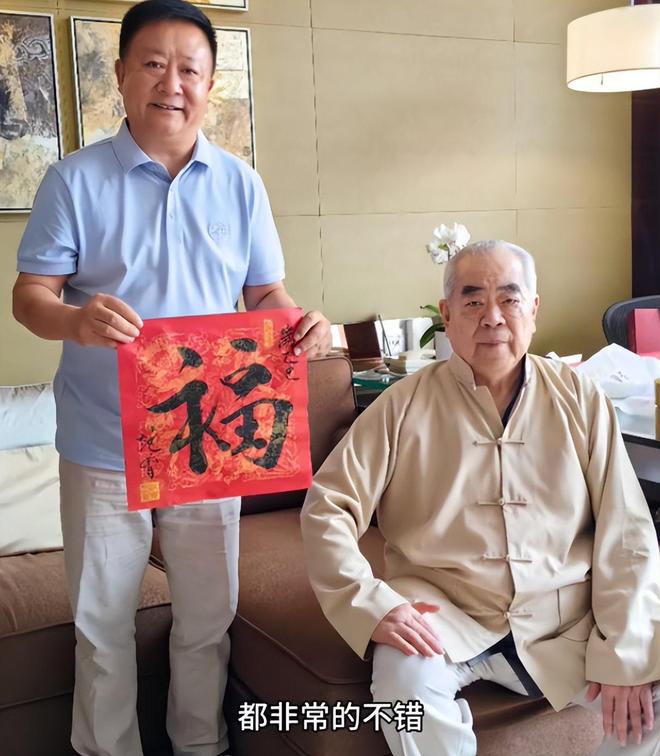 范曾继子评论区沦陷！背靠老爷子享尽资源，合影曝光从不提生父