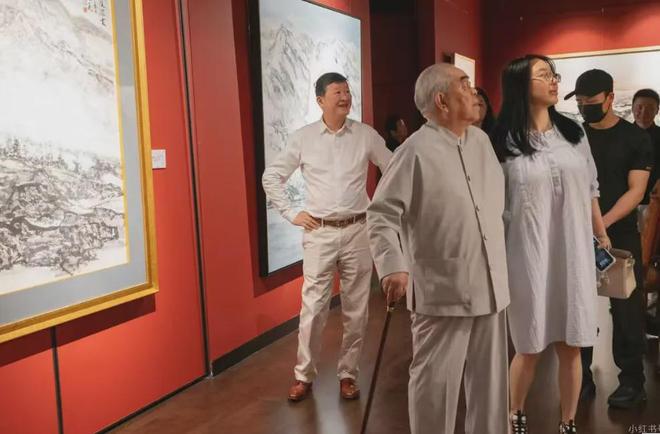 范曾陷入家族内斗！带娇妻去法国看展拒见女儿，徐萌疑似怀孕上位
