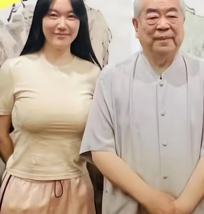 范曾陷入家族内斗！带娇妻去法国看展拒见女儿，徐萌疑似怀孕上位