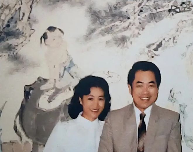 范曾陷入家族内斗！带娇妻去法国看展拒见女儿，徐萌疑似怀孕上位