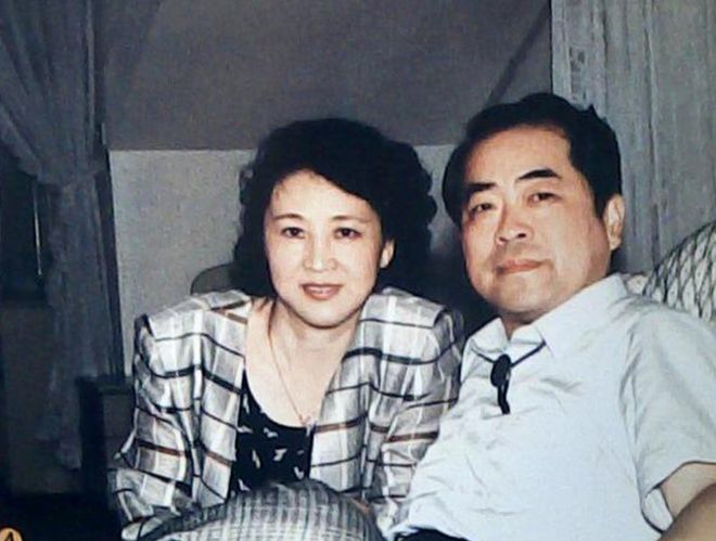 范曾陷入家族内斗！带娇妻去法国看展拒见女儿，徐萌疑似怀孕上位