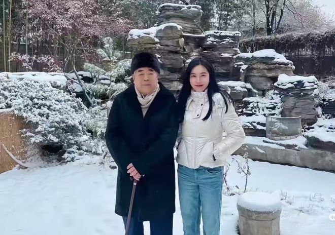范曾陷入家族内斗！带娇妻去法国看展拒见女儿，徐萌疑似怀孕上位