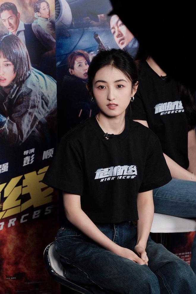 成龙燃，张子枫飒！文艺女神成打女，捕风捉影如何征服暑期档？