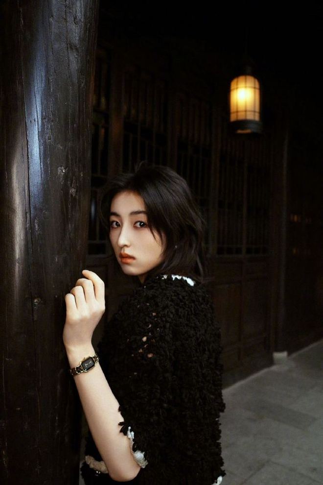 成龙燃，张子枫飒！文艺女神成打女，捕风捉影如何征服暑期档？