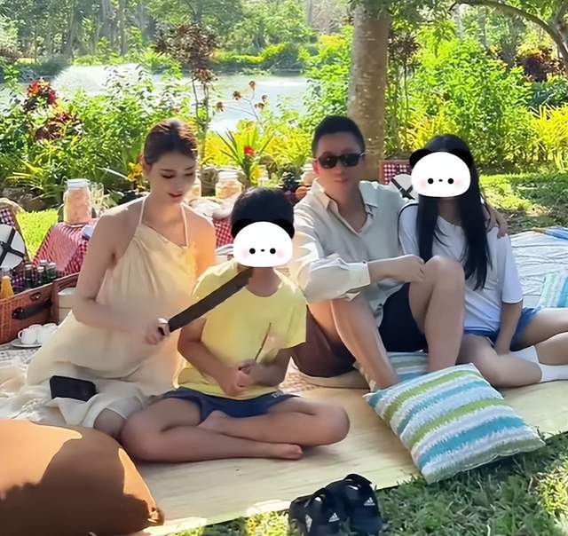 汪小菲晒出一家四口合照，带孩子去巴厘岛度假，马筱梅发福显孕相