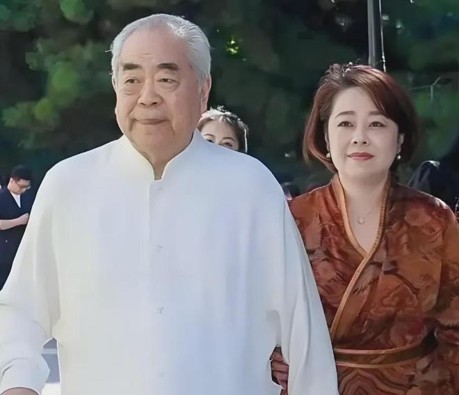 范曾女儿确认父亲失联！大量书画被继母搬走，还恐吓保姆助手保密