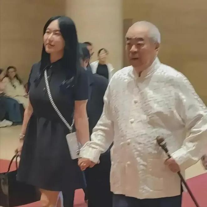 范曾女儿确认父亲失联！大量书画被继母搬走，还恐吓保姆助手保密