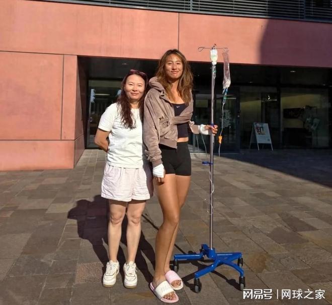郑钦文用组照讲述伤病加速度康复故事，眉毛意外成关注焦点