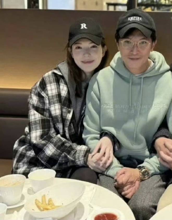 邱泽许玮甯宝宝已满月，宝宝名字性别曝光，给圈内人送礼盒求照顾